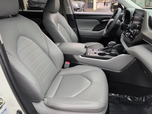 Used 2020 Toyota Highlander XLE AWD/4WD image 35