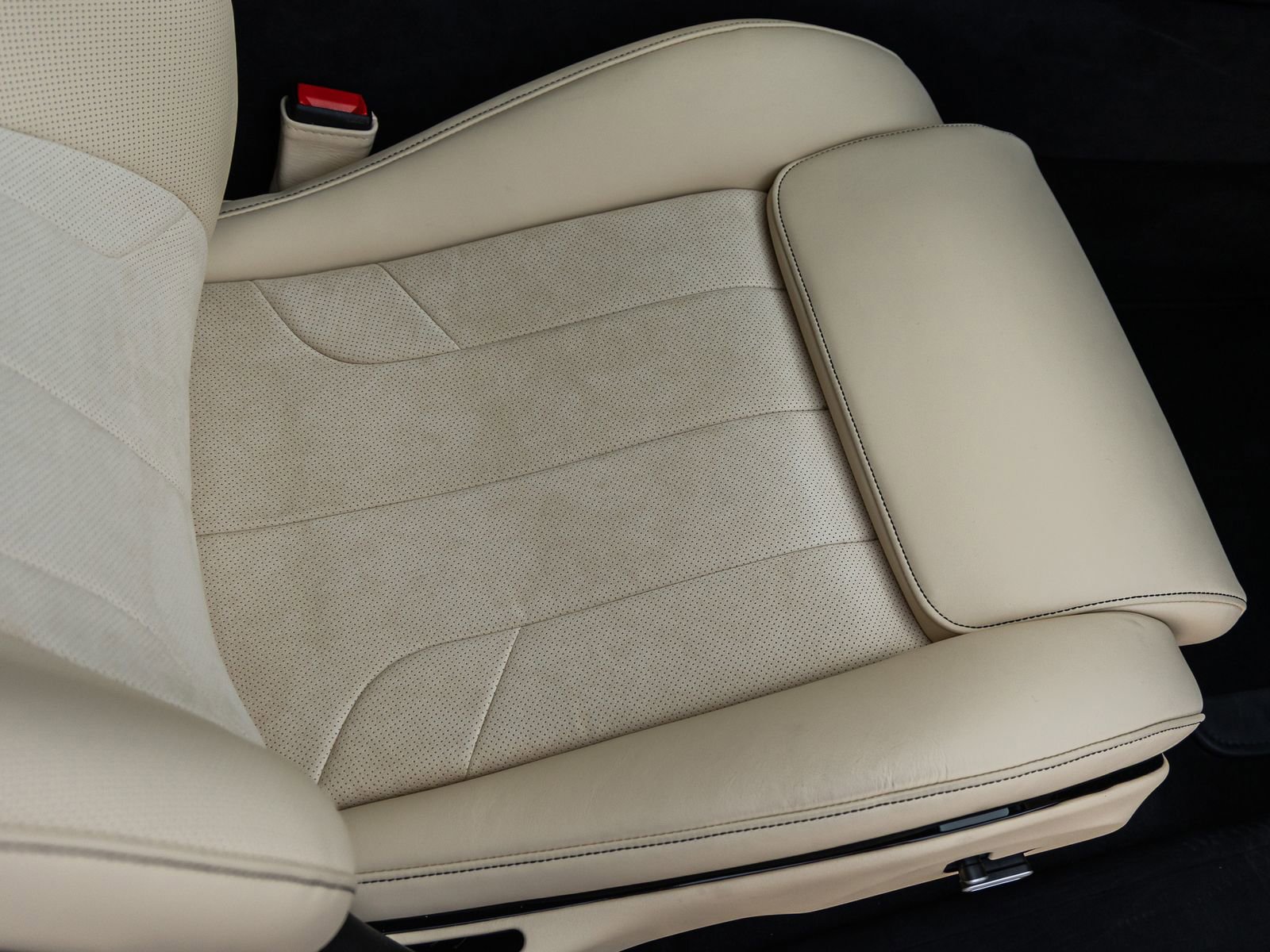 Used 2025 Ferrari Purosangue AWD/4WD image 49