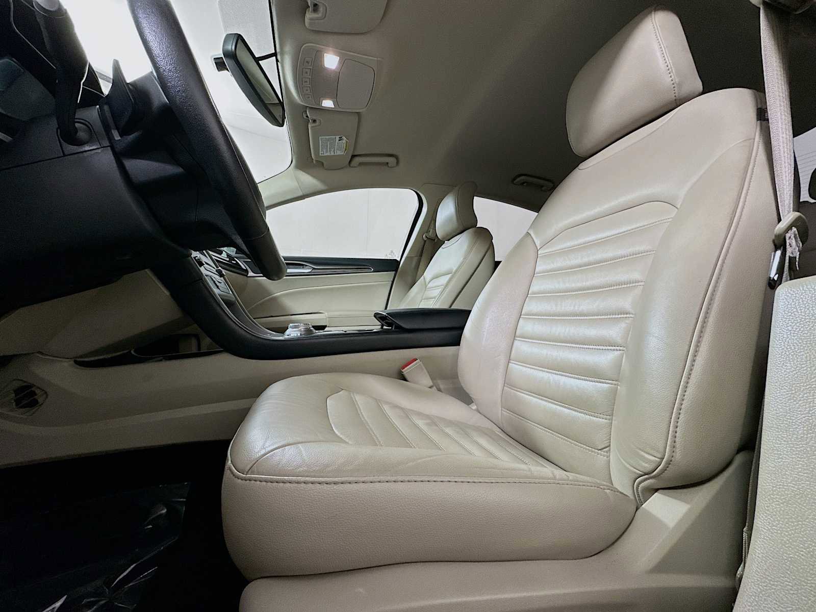 Used 2017 Ford Fusion SE w/ Fusion SE Technology Package image 18