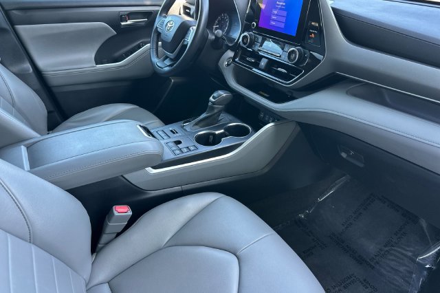 Used 2023 Toyota Highlander XLE AWD/4WD image 19