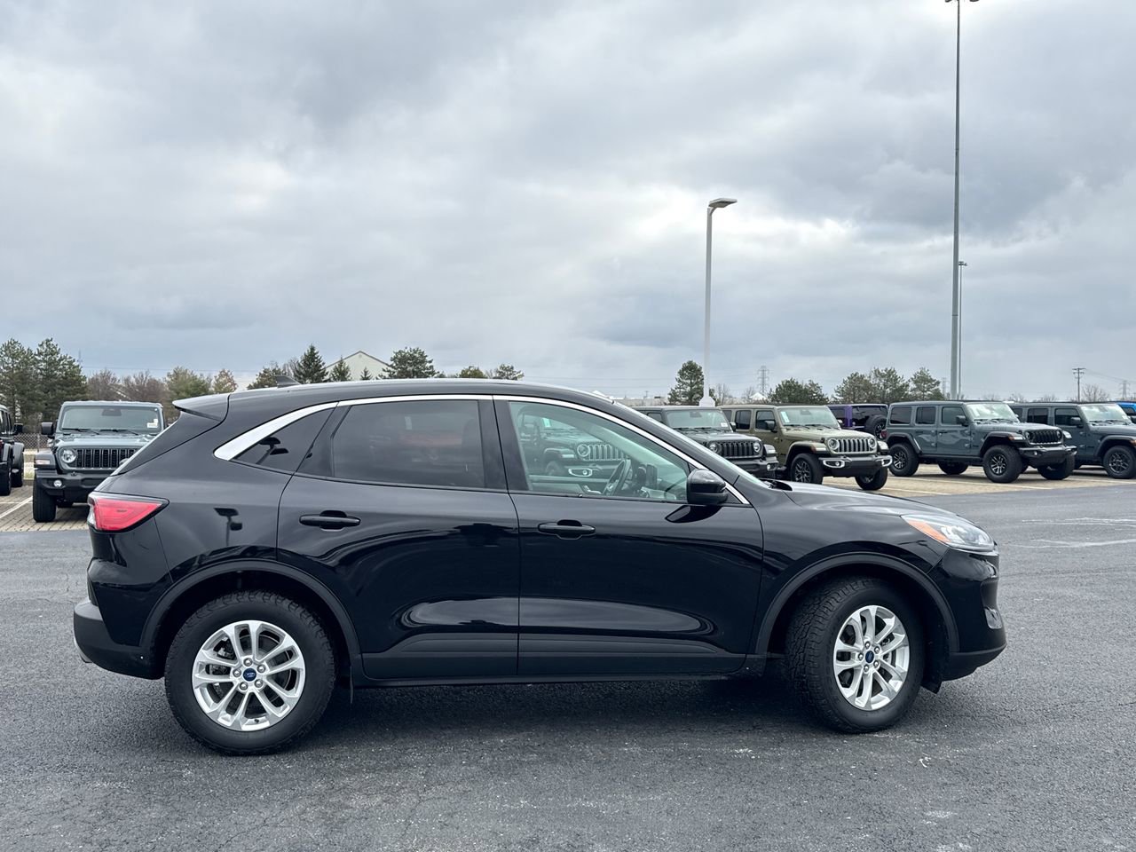 Used 2021 Ford Escape SE image 2