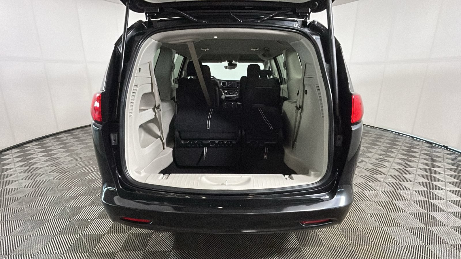 Used 2023 Chrysler Voyager LX FWD image 32