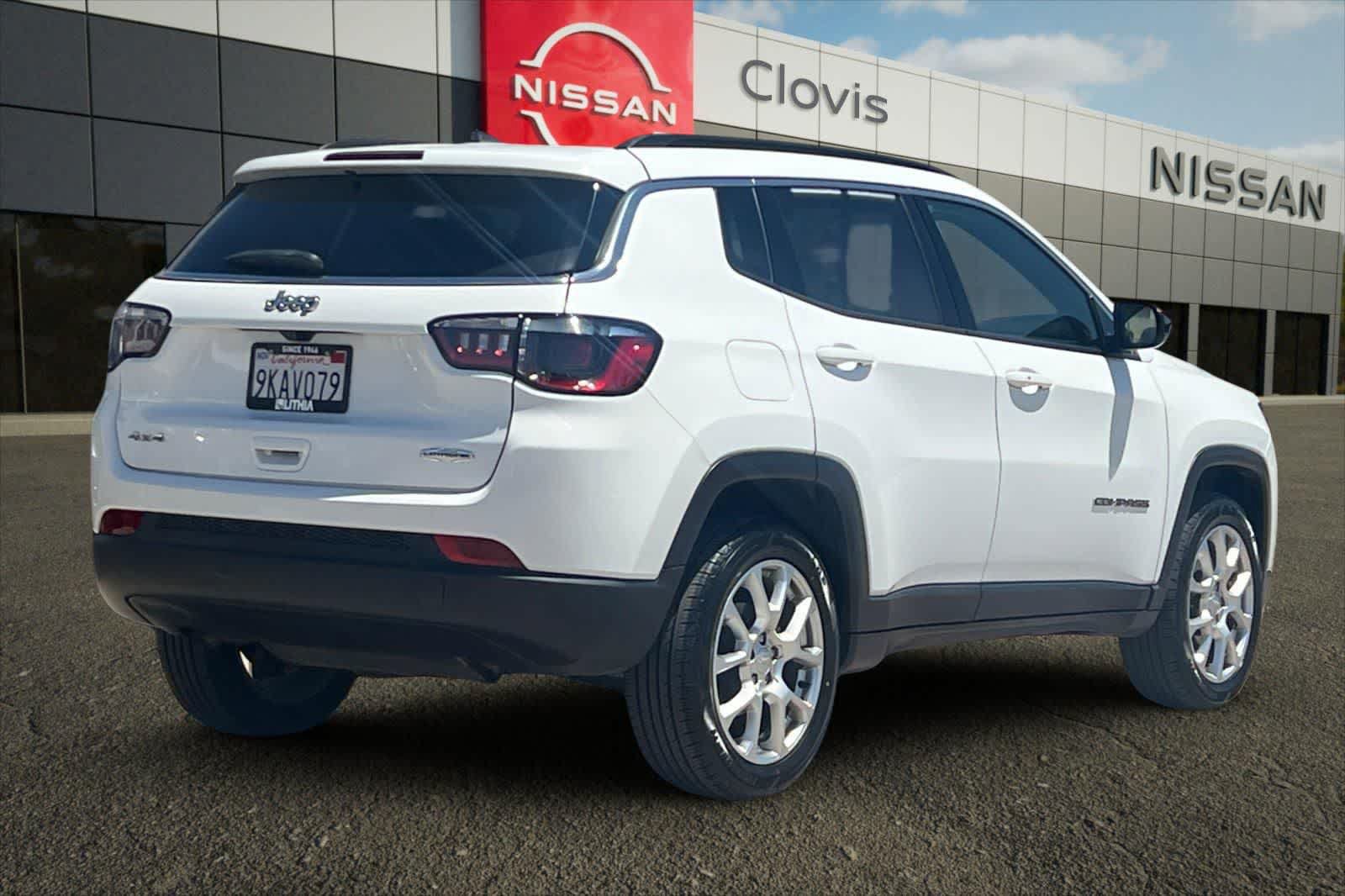 Used 2023 Jeep Compass Latitude AWD/4WD image 3