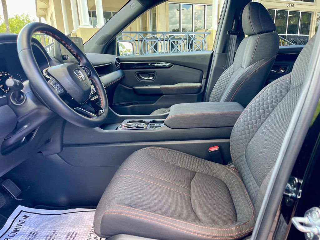 Used 2025 Honda Pilot Sport image 11