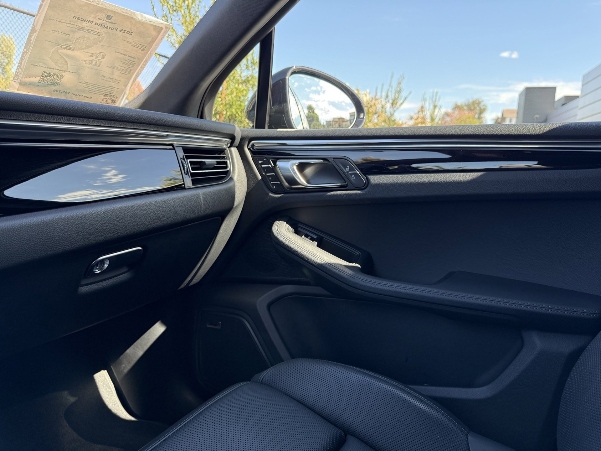 Used 2025 Porsche Macan image 24
