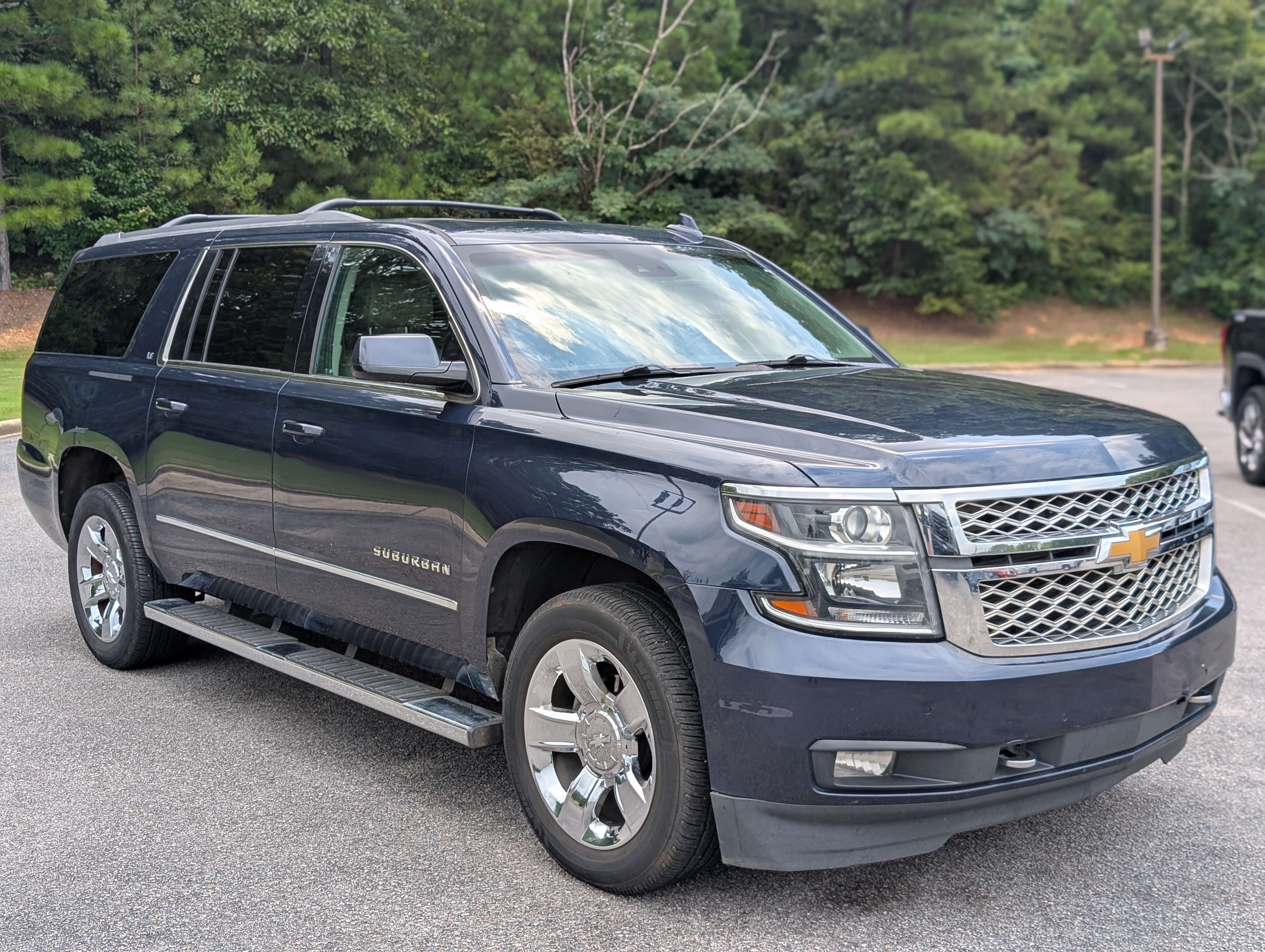 Used 2018 Chevrolet Suburban LT w/ LT Signature Package RWD image 11