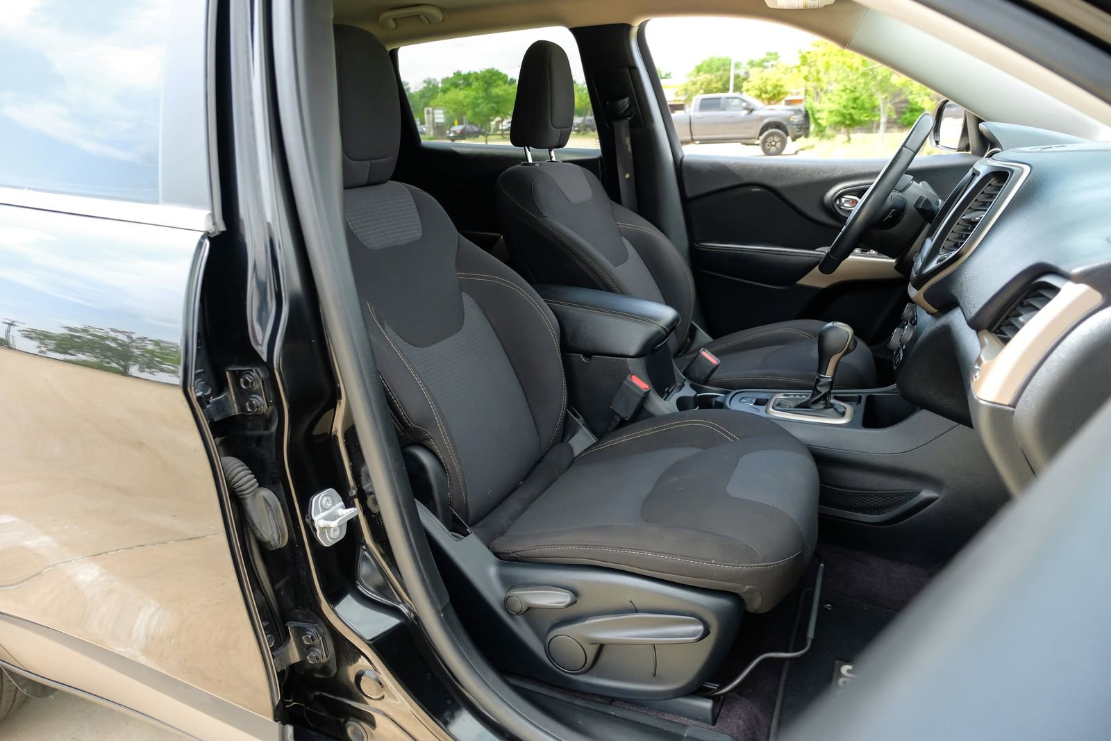 Used 2017 Jeep Cherokee Latitude w/ Safety/Convenience Group image 35