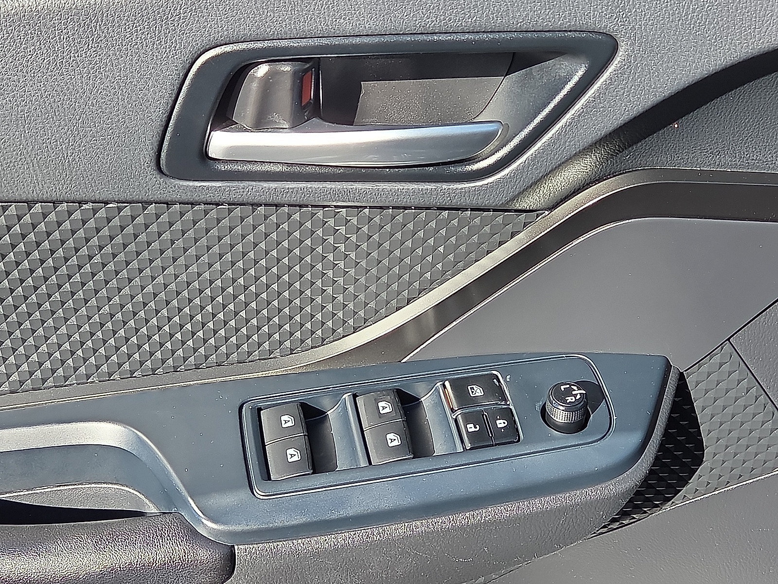 Used 2019 Toyota C-HR LE FWD image 13