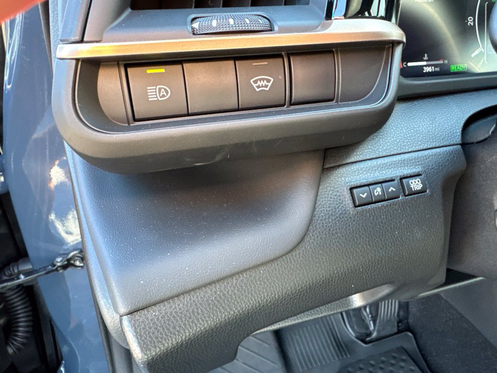 Used 2025 Toyota Crown Platinum AWD/4WD image 18