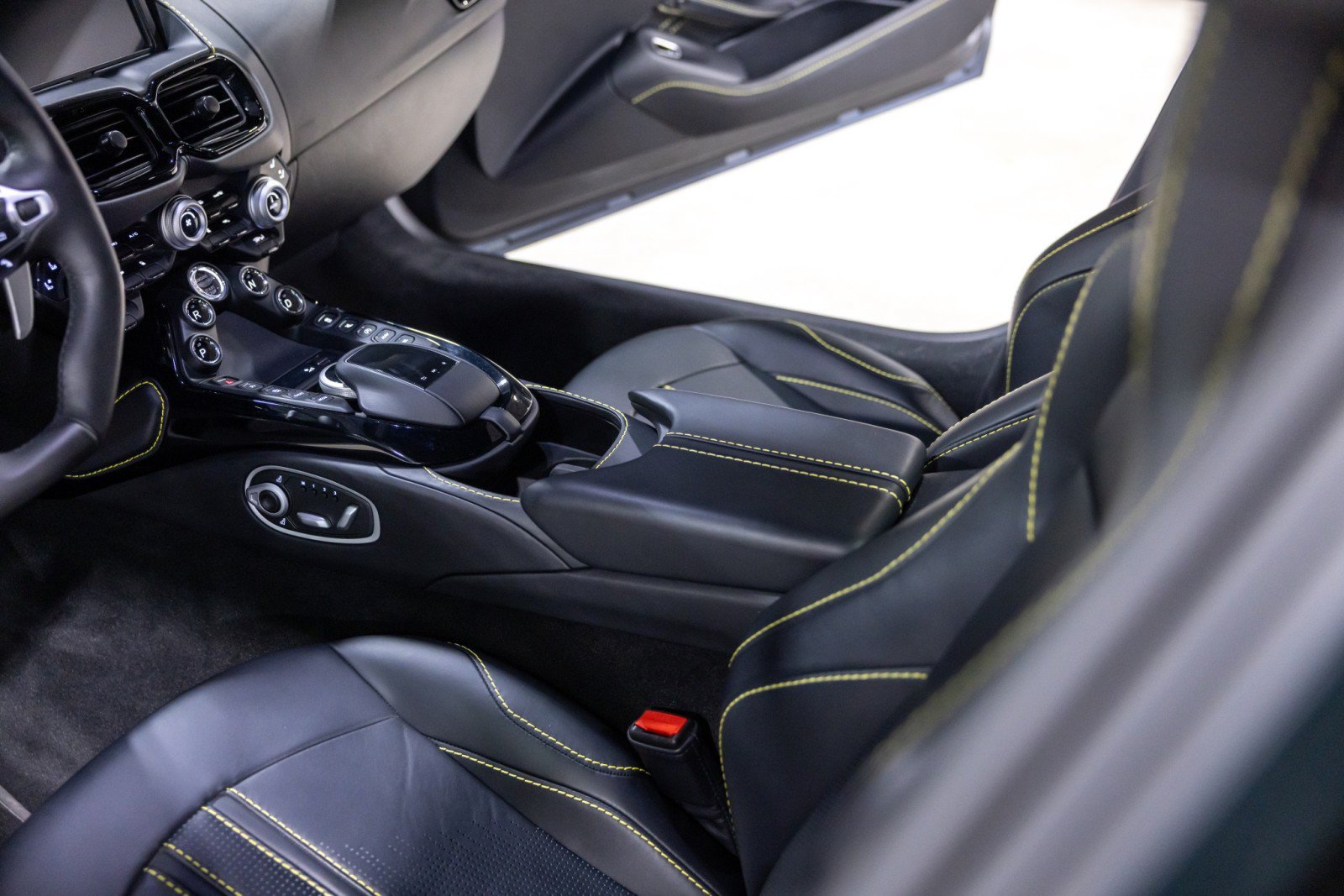 Used 2022 Aston Martin V8 Vantage Coupe RWD image 36