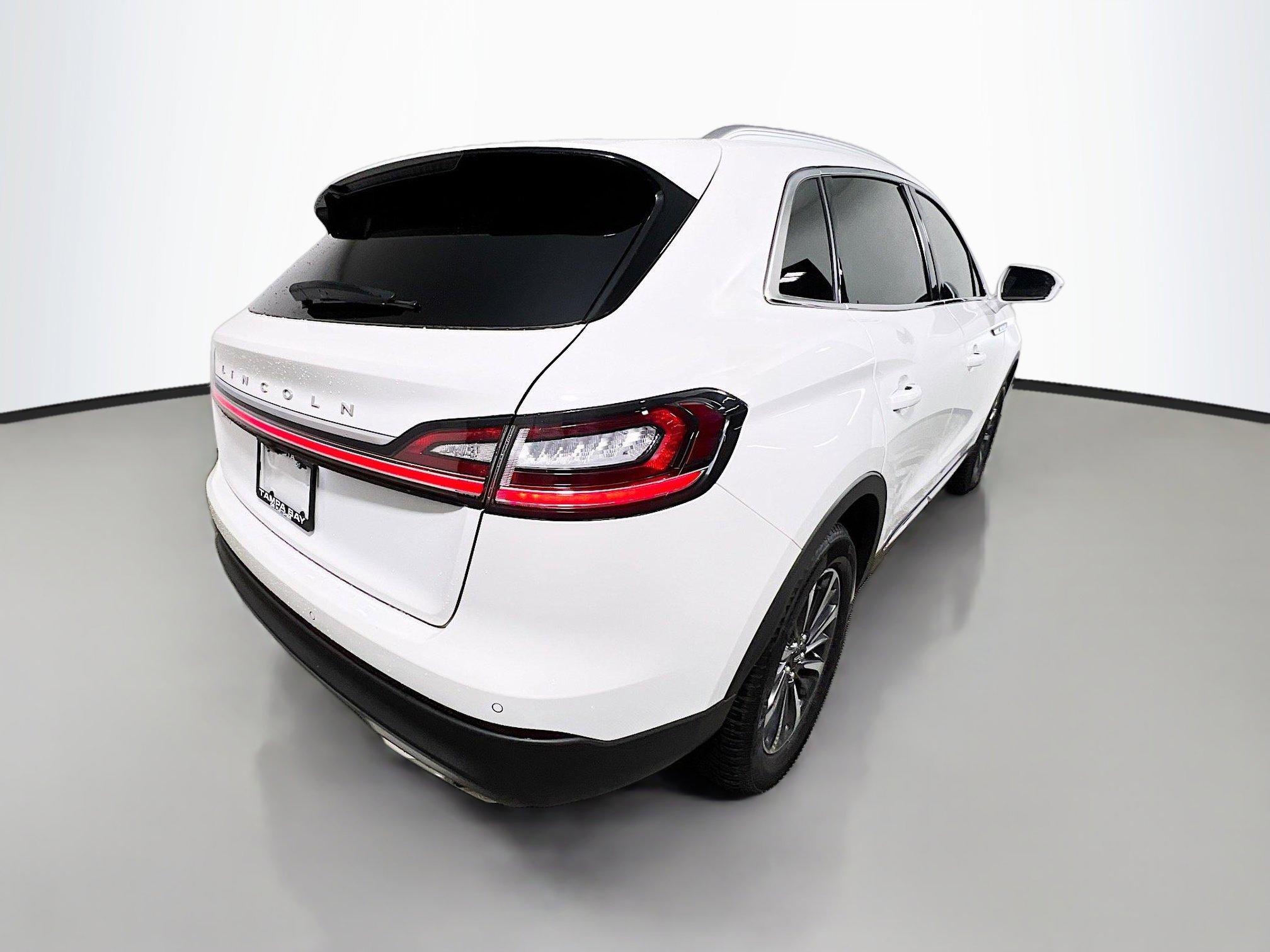 Used 2022 Lincoln Nautilus FWD w/ Premium Package image 4