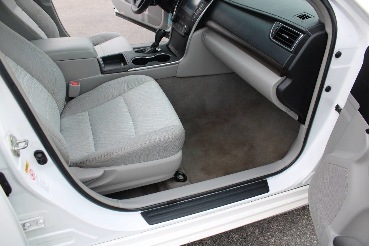 Used 2016 Toyota Camry LE image 37