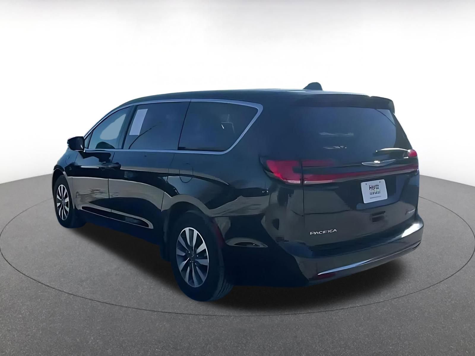 Used 2023 Chrysler Pacifica Touring-L image 10