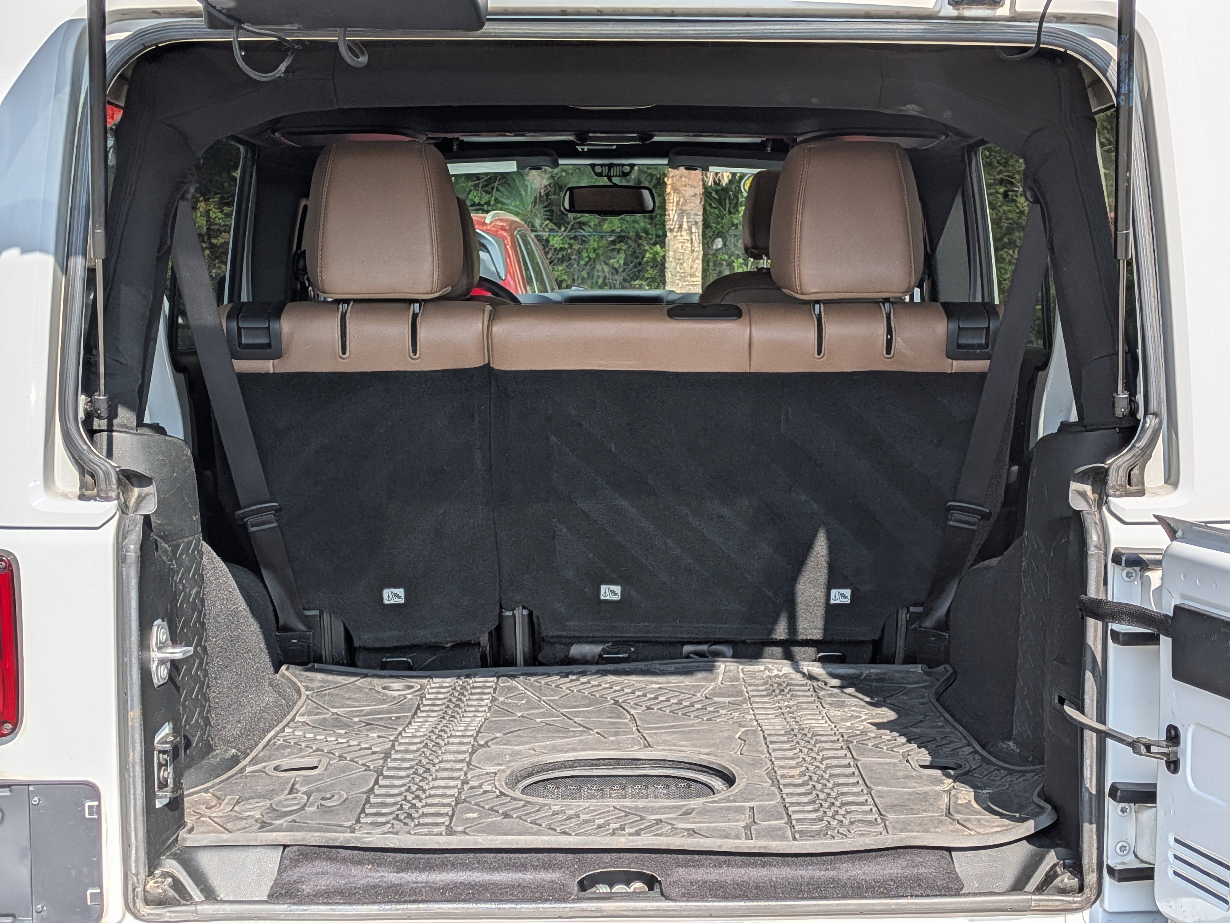 Used 2017 Jeep Wrangler Unlimited Sahara w/ Connectivity Group image 13