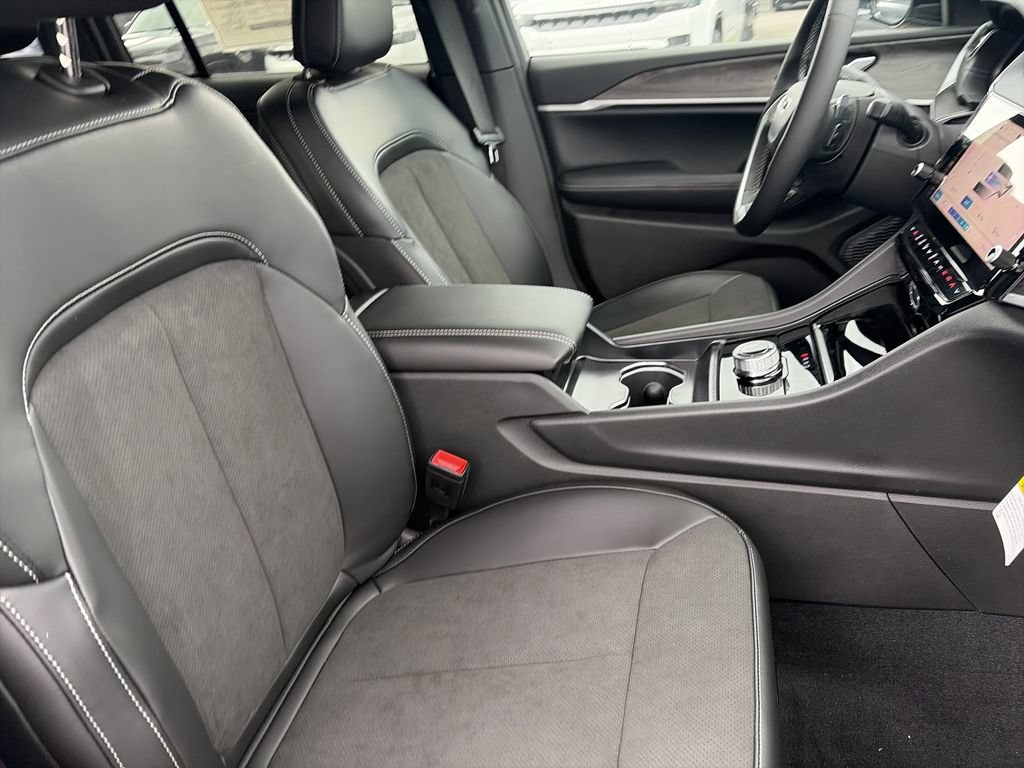 New 2026 Jeep Grand Cherokee Altitude RWD image 36