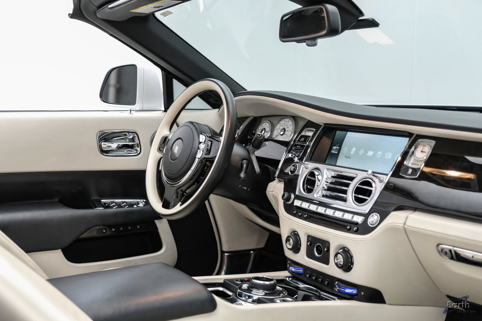 Used 2017 Rolls-Royce Dawn RWD image 56