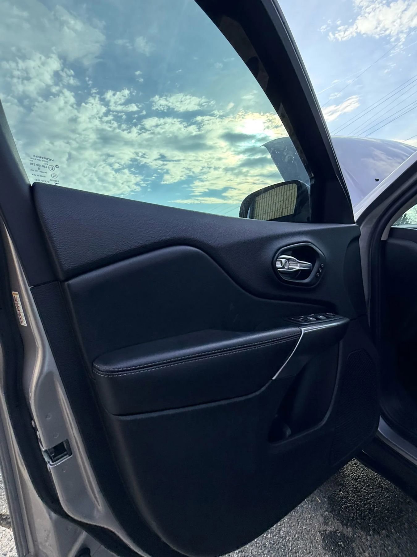 Used 2020 Jeep Cherokee Limited image 44