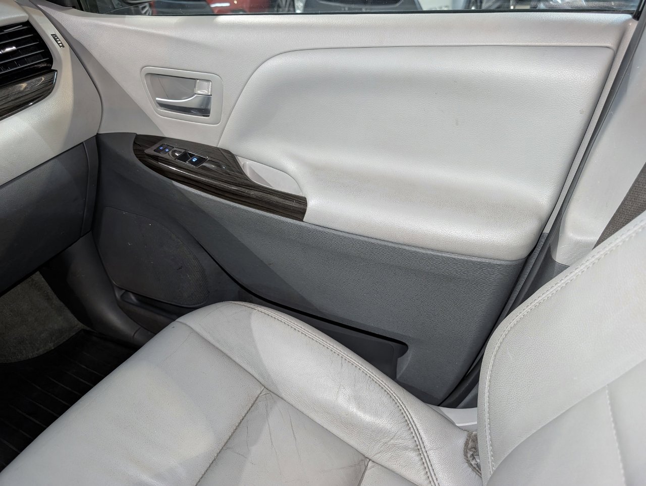 Used 2017 Toyota Sienna XLE Premium image 41