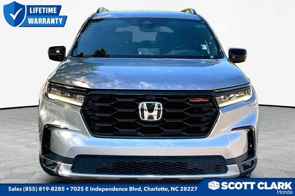 Used 2025 Honda Pilot TrailSport image 2