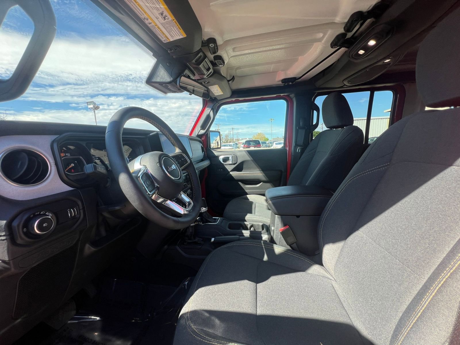 Used 2025 Jeep Wrangler Sahara image 27