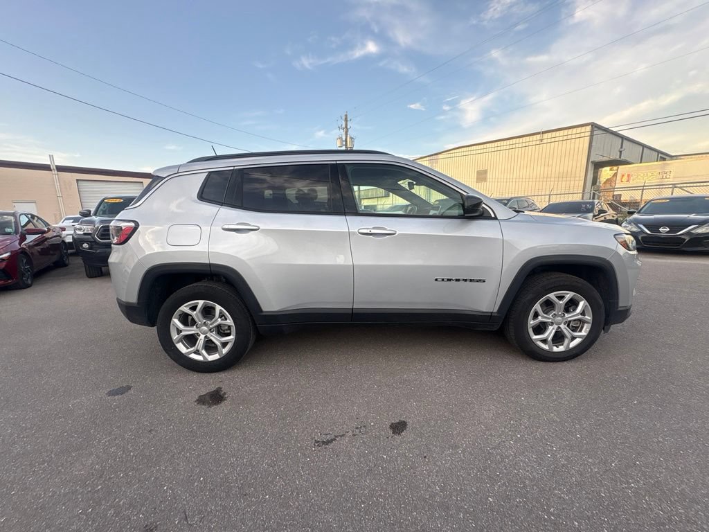 Used 2024 Jeep Compass Latitude AWD/4WD image 2