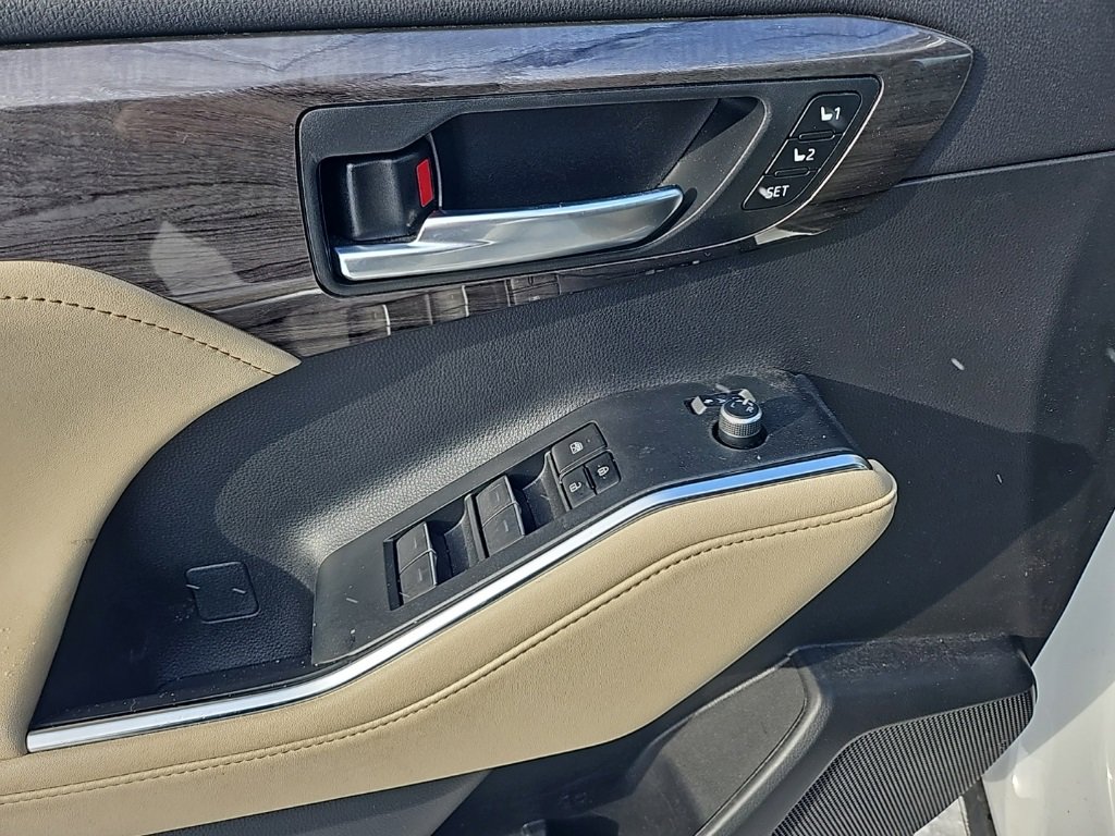 Used 2023 Toyota Highlander Platinum image 16