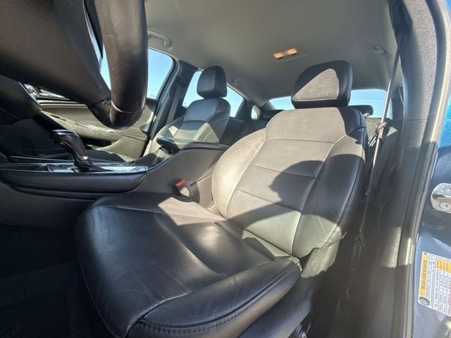 Used 2019 Chevrolet Malibu LT w/ Leather Package FWD image 11