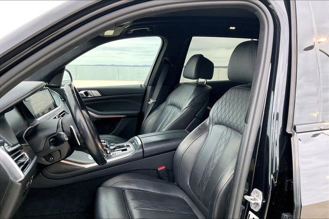 Used 2021 BMW X7 M50i image 9