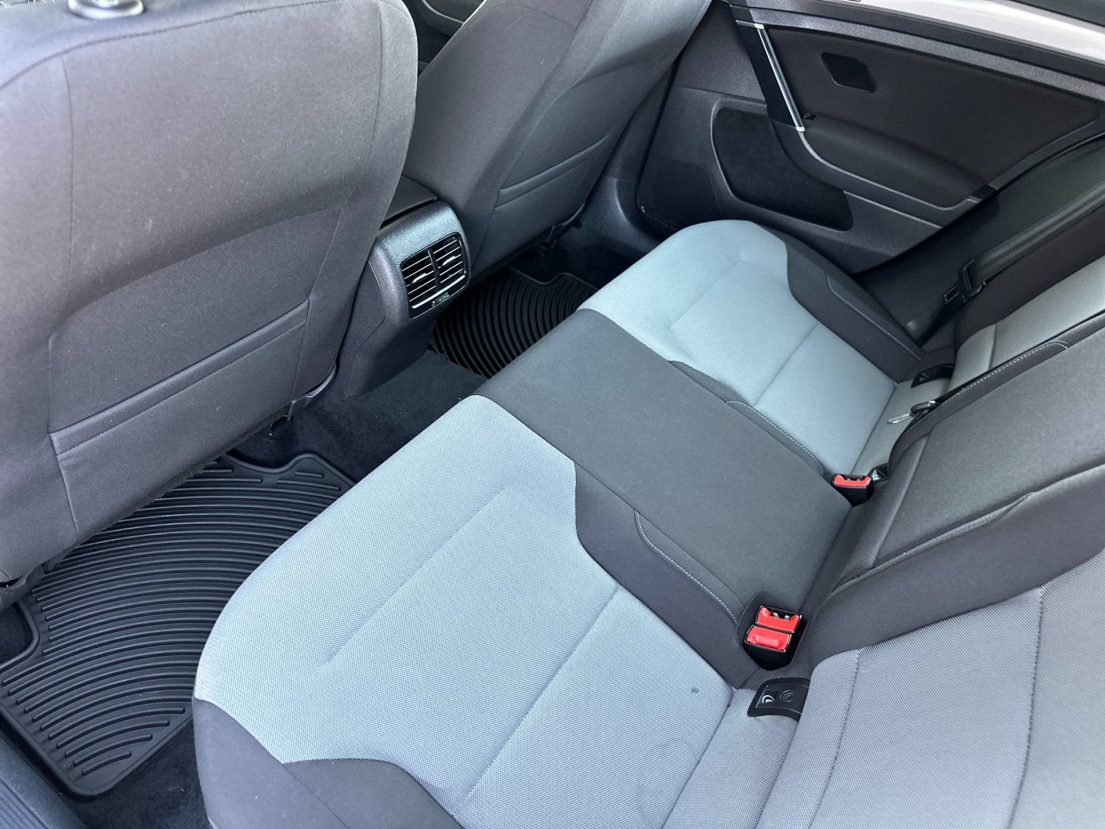 Used 2016 Volkswagen e-Golf SE w/ DC Fast Charging Package FWD image 12