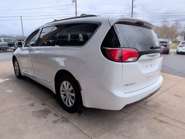 Used 2019 Chrysler Pacifica Touring-L image 6