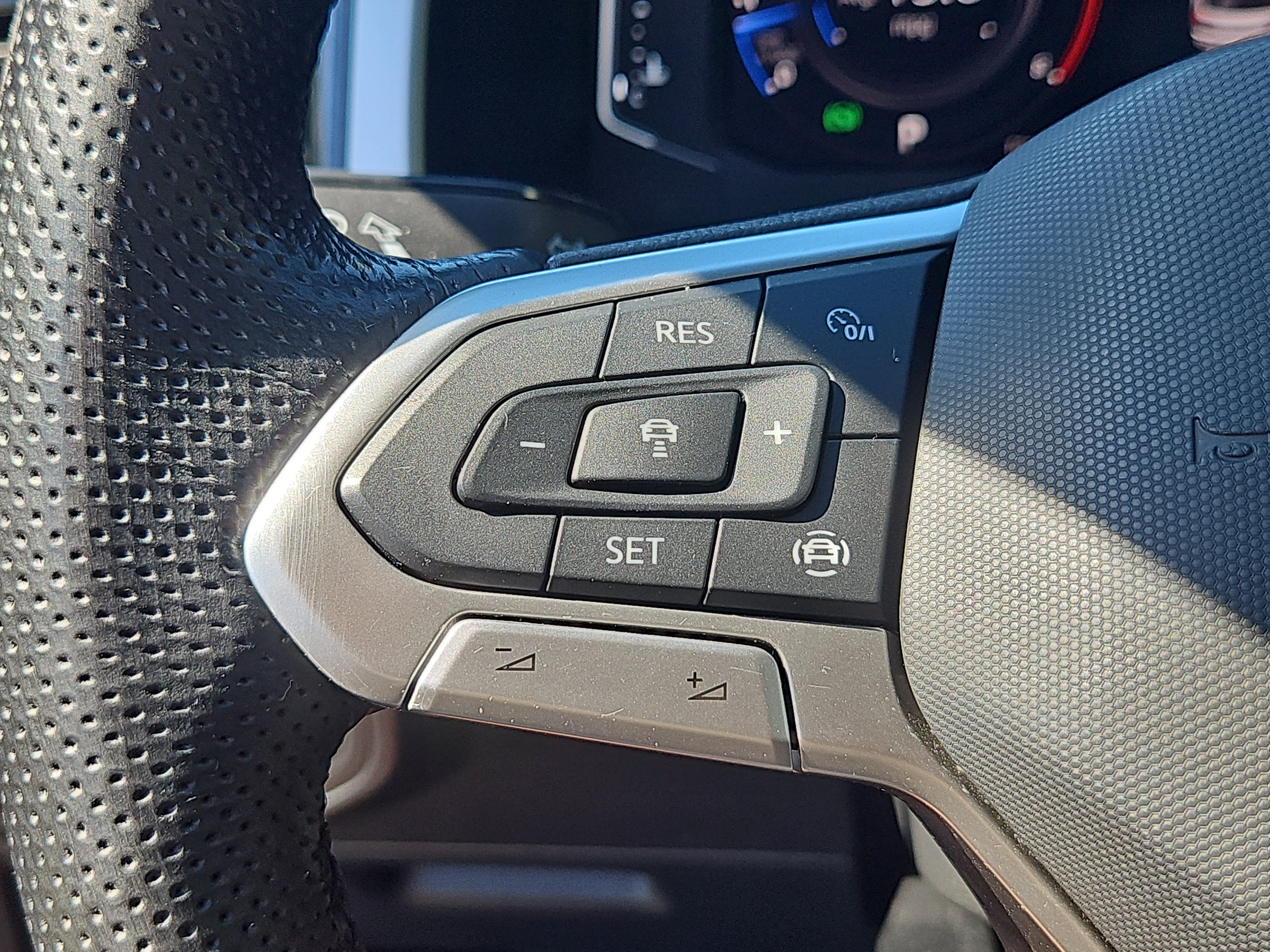 Used 2020 Volkswagen Atlas Cross Sport SEL Premium R-Line AWD/4WD image 21