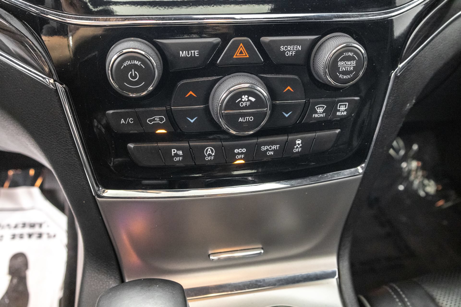 Used 2019 Jeep Grand Cherokee Overland AWD/4WD image 22