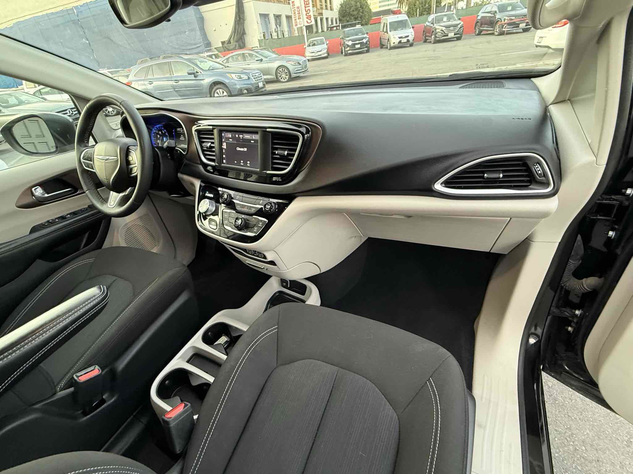 Used 2023 Chrysler Voyager LX image 18