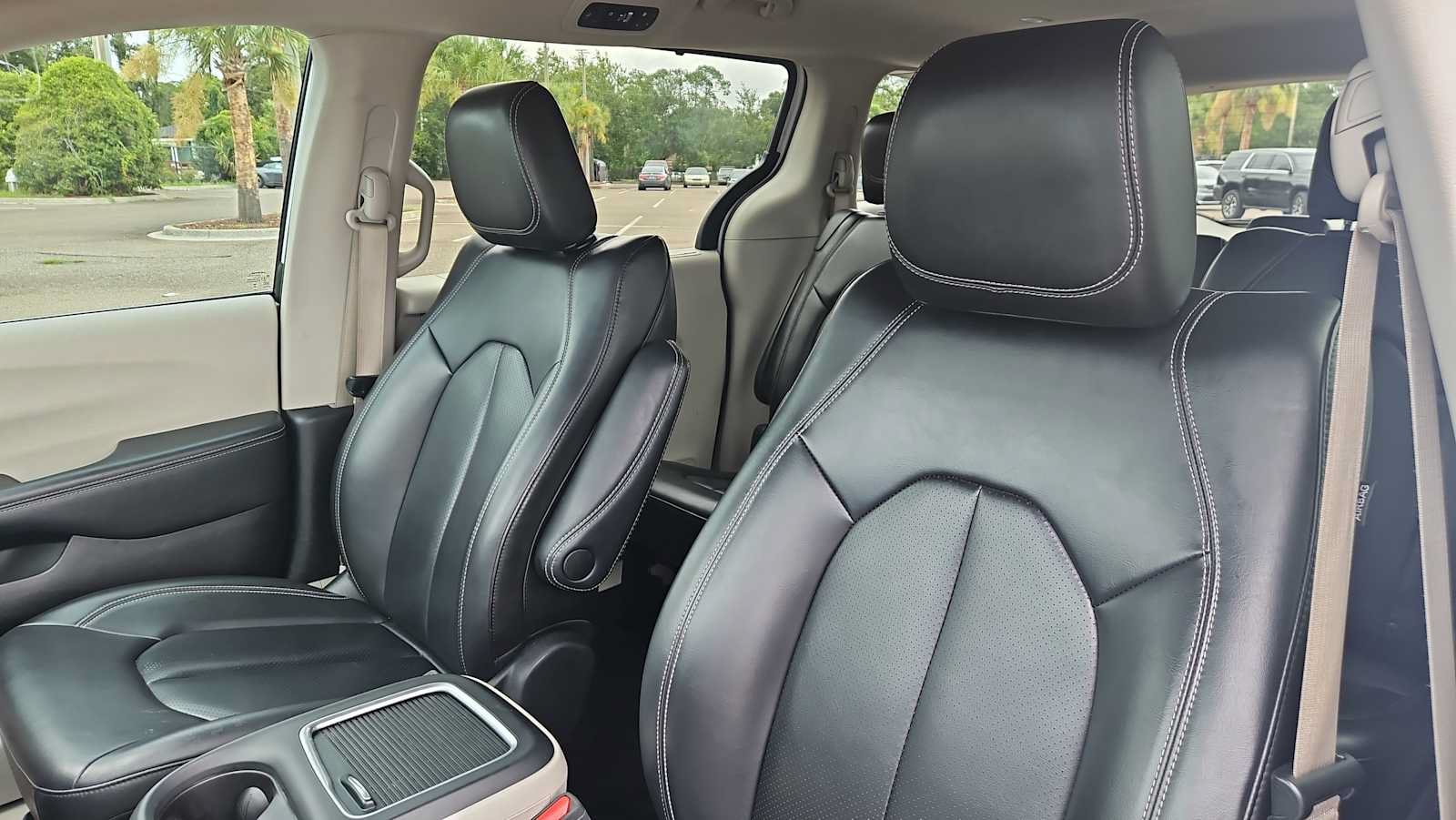 Used 2023 Chrysler Pacifica Touring-L FWD image 13