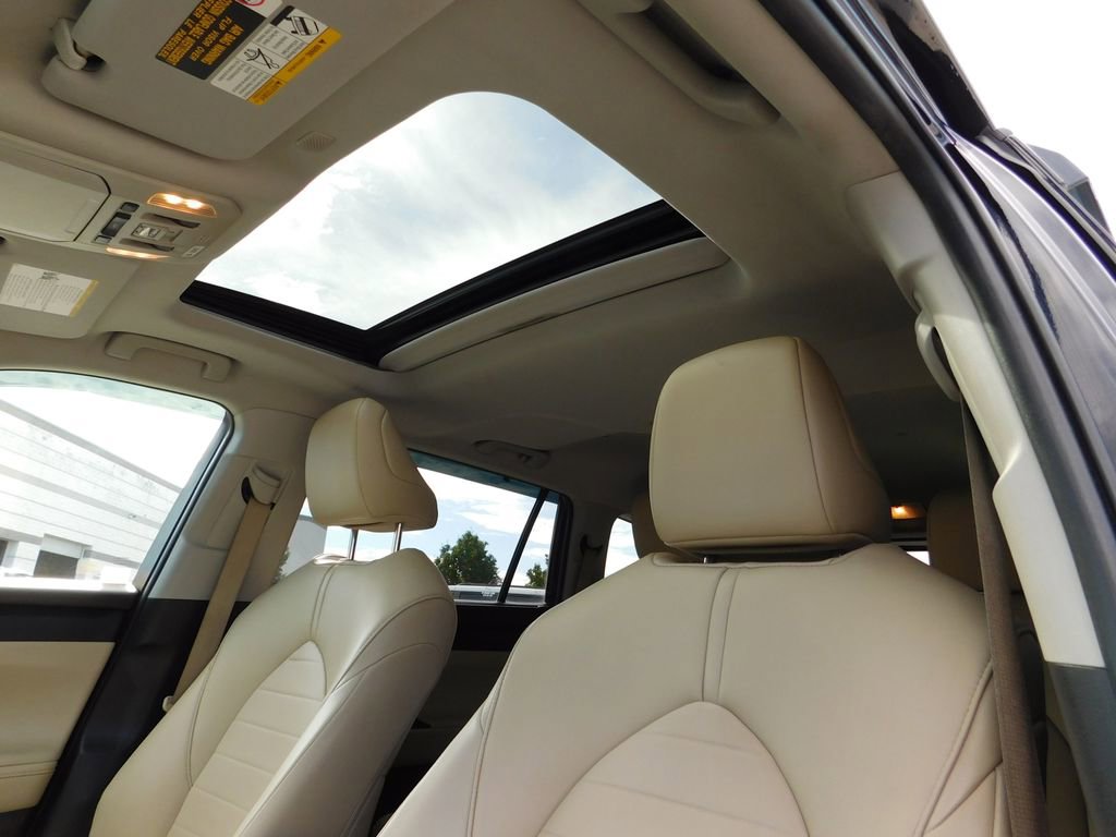 Used 2020 Toyota Highlander XLE image 19