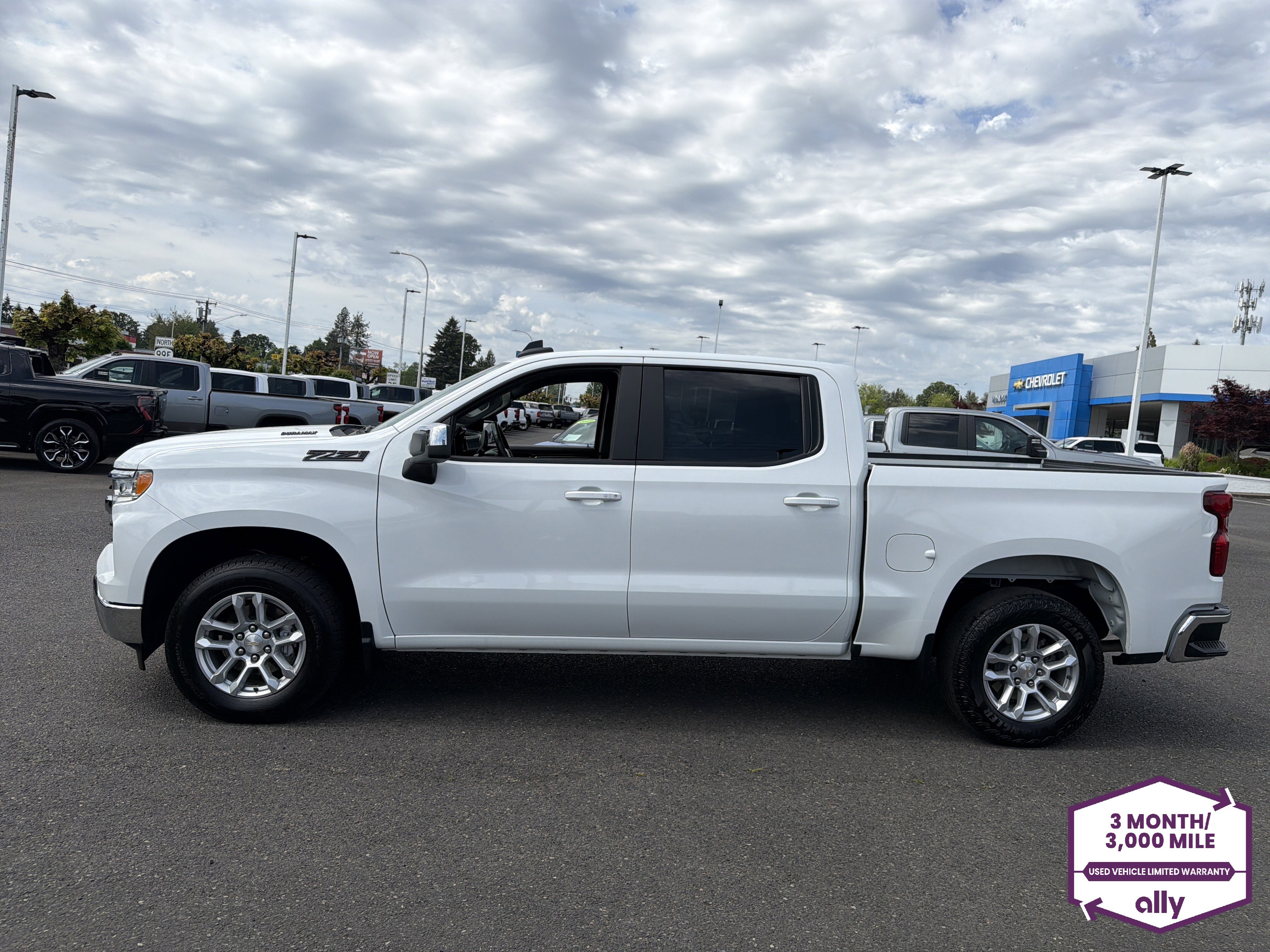 Used 2023 Chevrolet Silverado 1500 LT w/ Z71 Off-Road Package AWD/4WD image 2