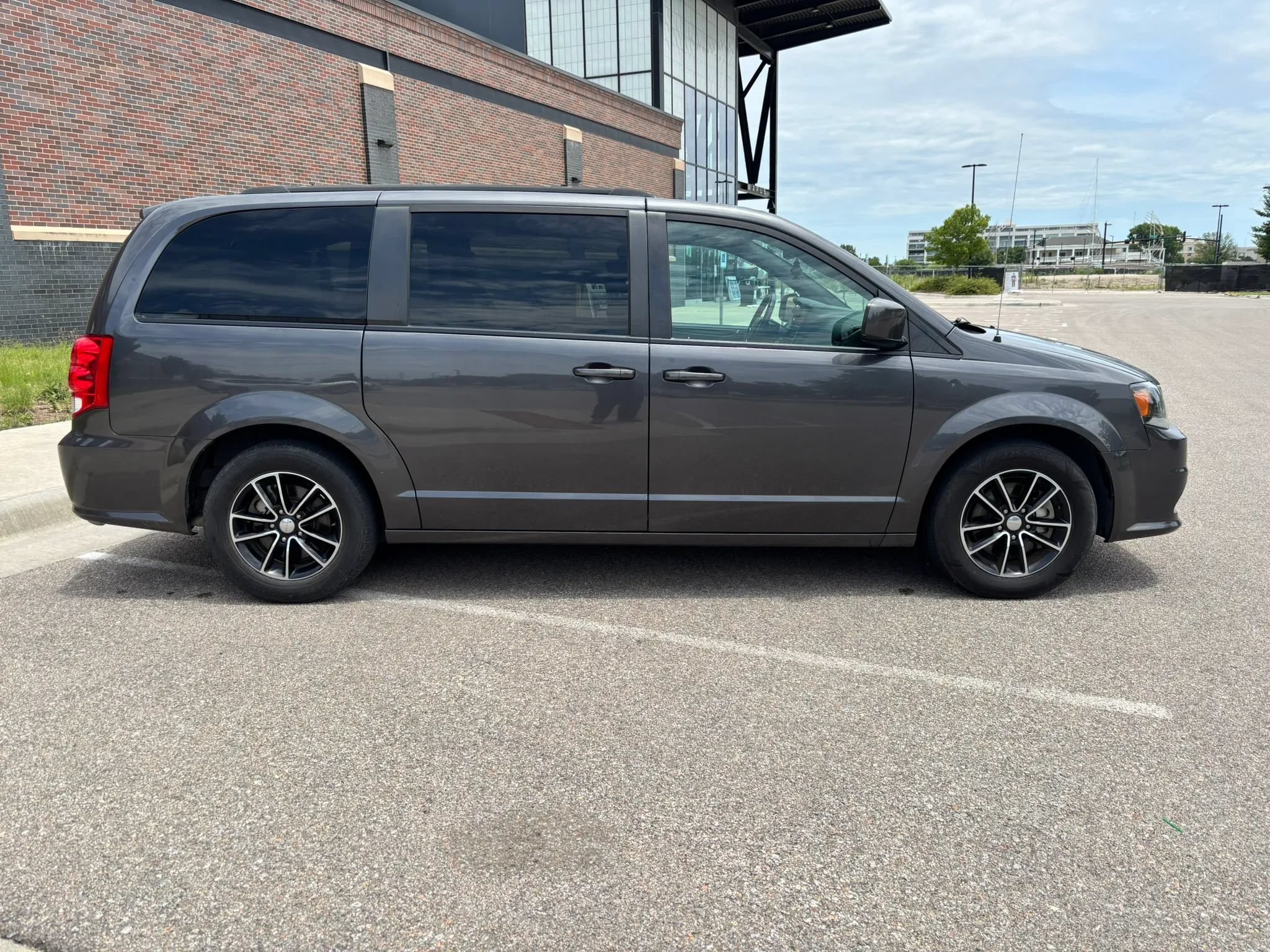 Used 2018 Dodge Grand Caravan SXT w/ Blacktop Package FWD image 8