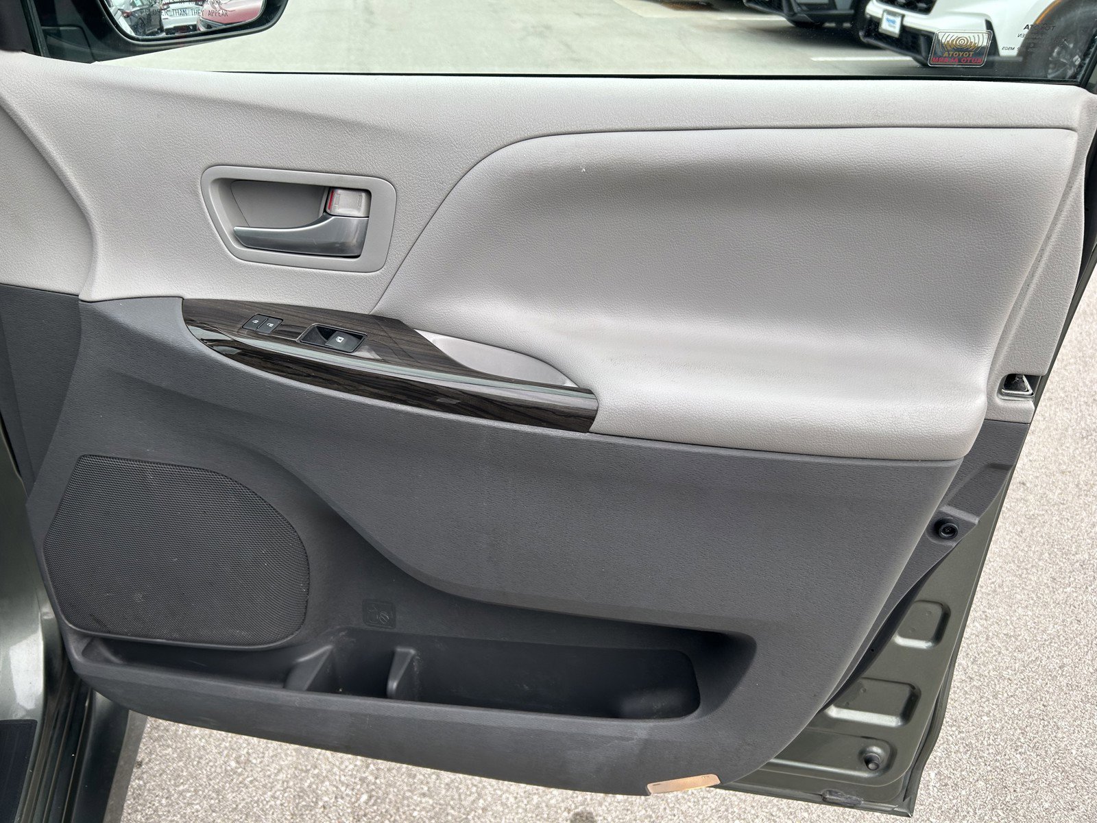 Used 2018 Toyota Sienna XLE w/ Carpet Mat Package image 19