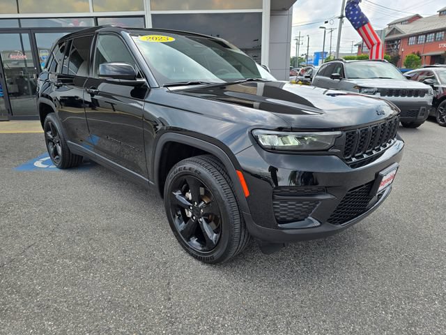 Used 2023 Jeep Grand Cherokee Altitude AWD/4WD image 2