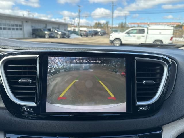 Used 2024 Chrysler Pacifica Touring-L image 23