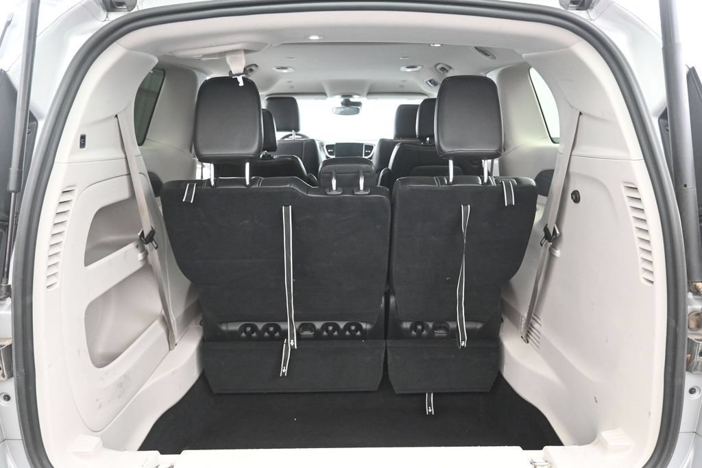 Used 2024 Chrysler Pacifica Touring-L FWD image 2