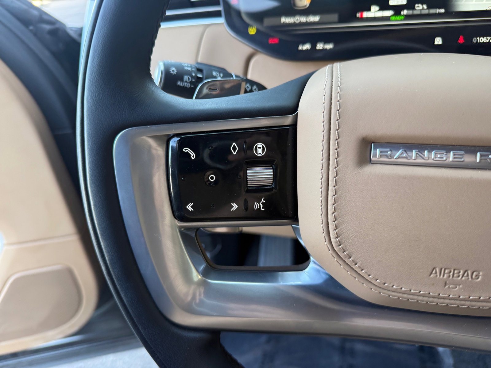 Used 2025 Land Rover Range Rover SE image 32