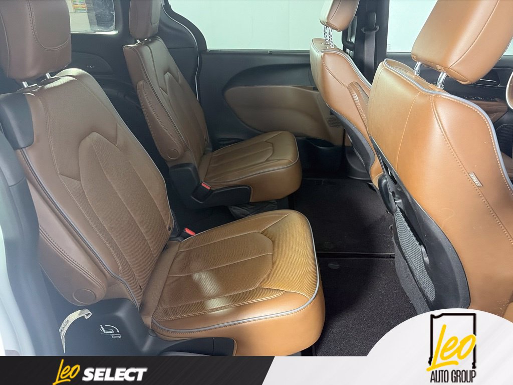 Used 2019 Chrysler Pacifica Limited w/ Tire & Wheel Group FWD image 14