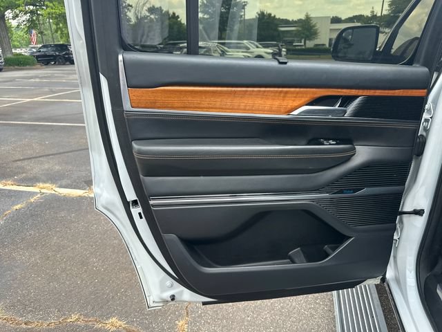 Used 2022 Jeep Grand Wagoneer Series III w/ Rear Seat Video Group 1 AWD/4WD image 22