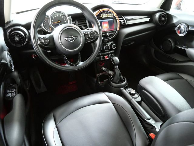 Used 2019 MINI Cooper 4-Door Hardtop image 4