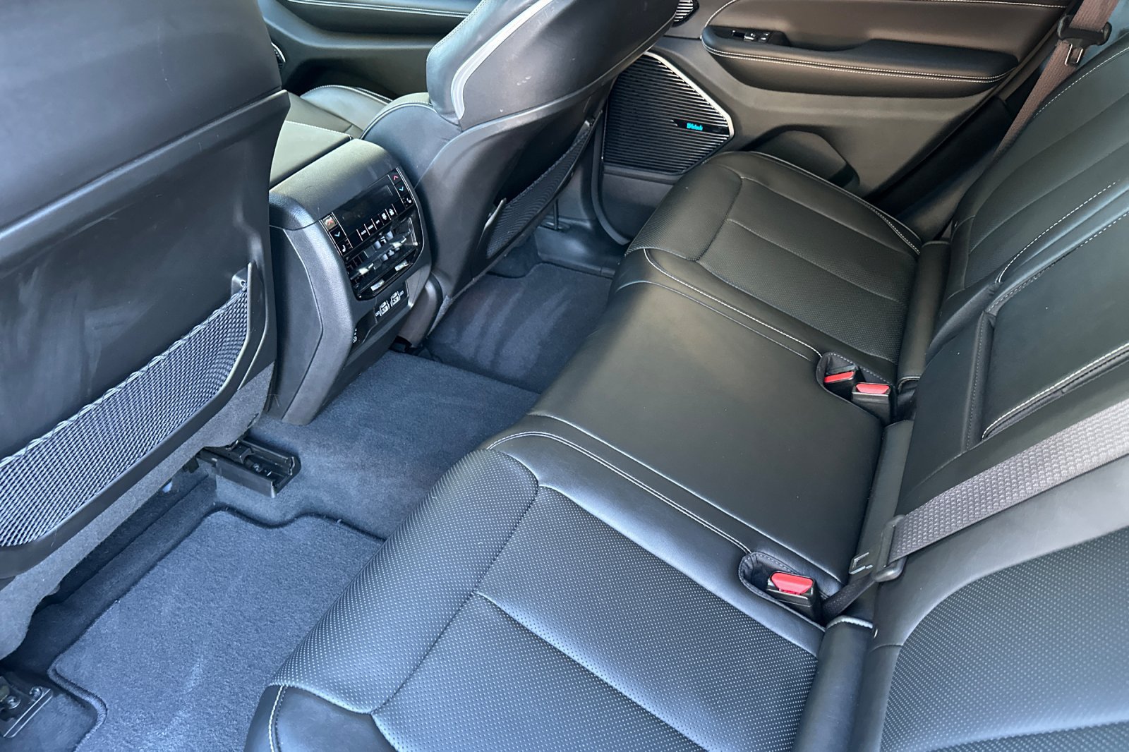 Used 2023 Jeep Grand Cherokee Overland w/ Advanced Protech Group III AWD/4WD image 12
