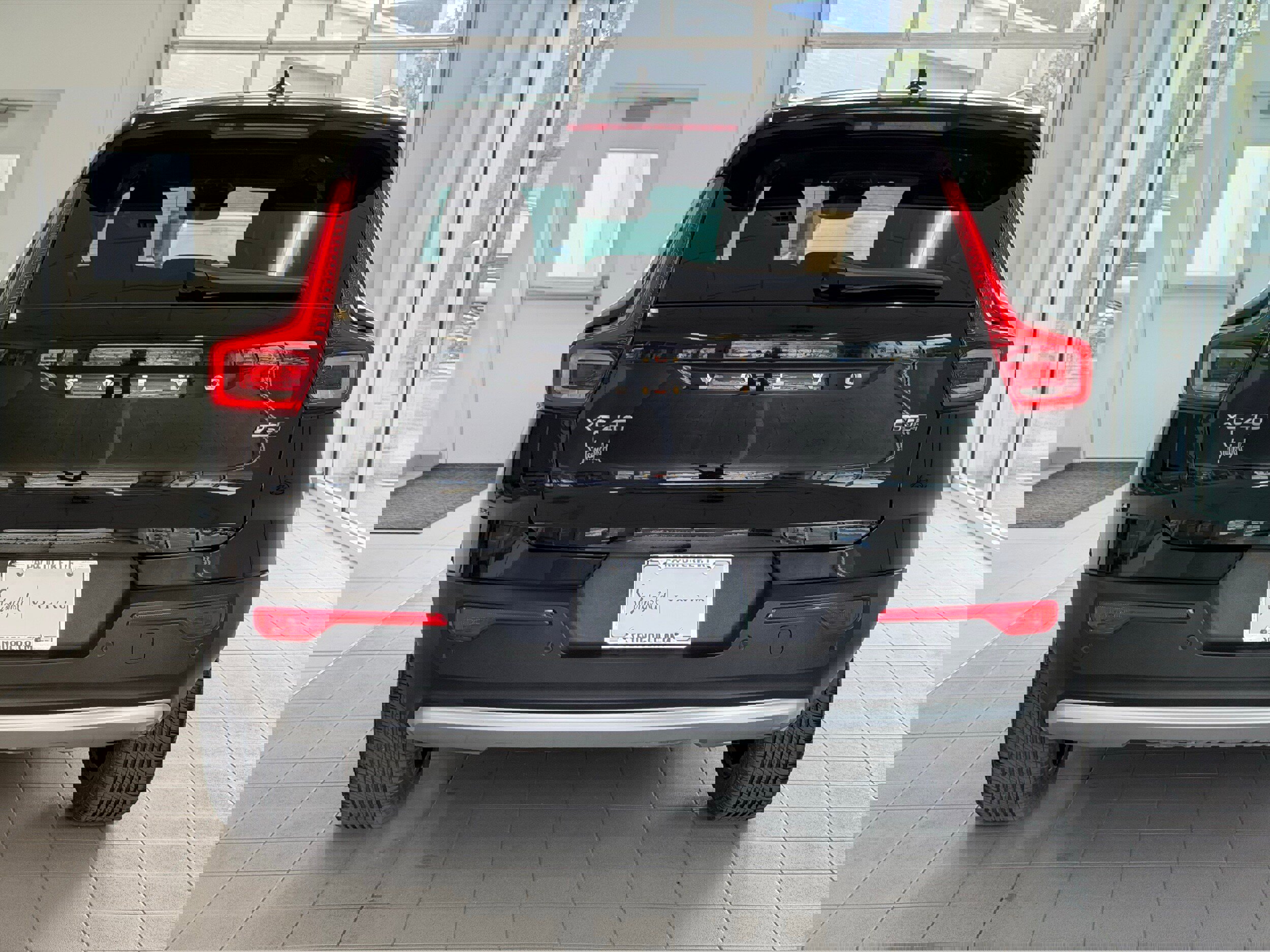 Used 2025 Volvo XC40 B5 Core w/ Protection Package Premier image 7