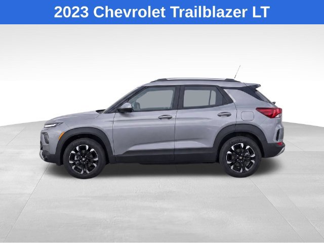 Used 2023 Chevrolet TrailBlazer LT w/ Convenience Package FWD image 2