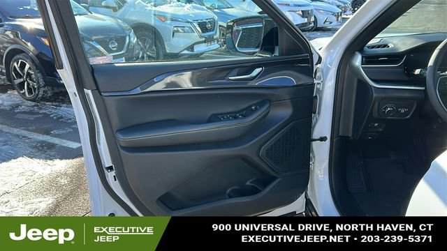 Used 2023 Jeep Grand Cherokee Altitude AWD/4WD image 8