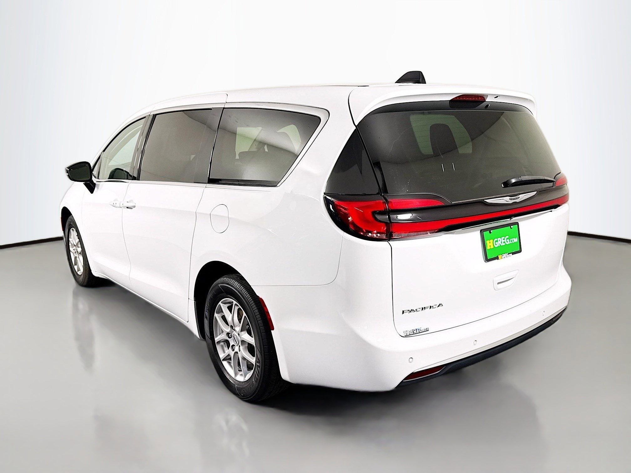 Used 2024 Chrysler Pacifica Touring-L FWD image 7
